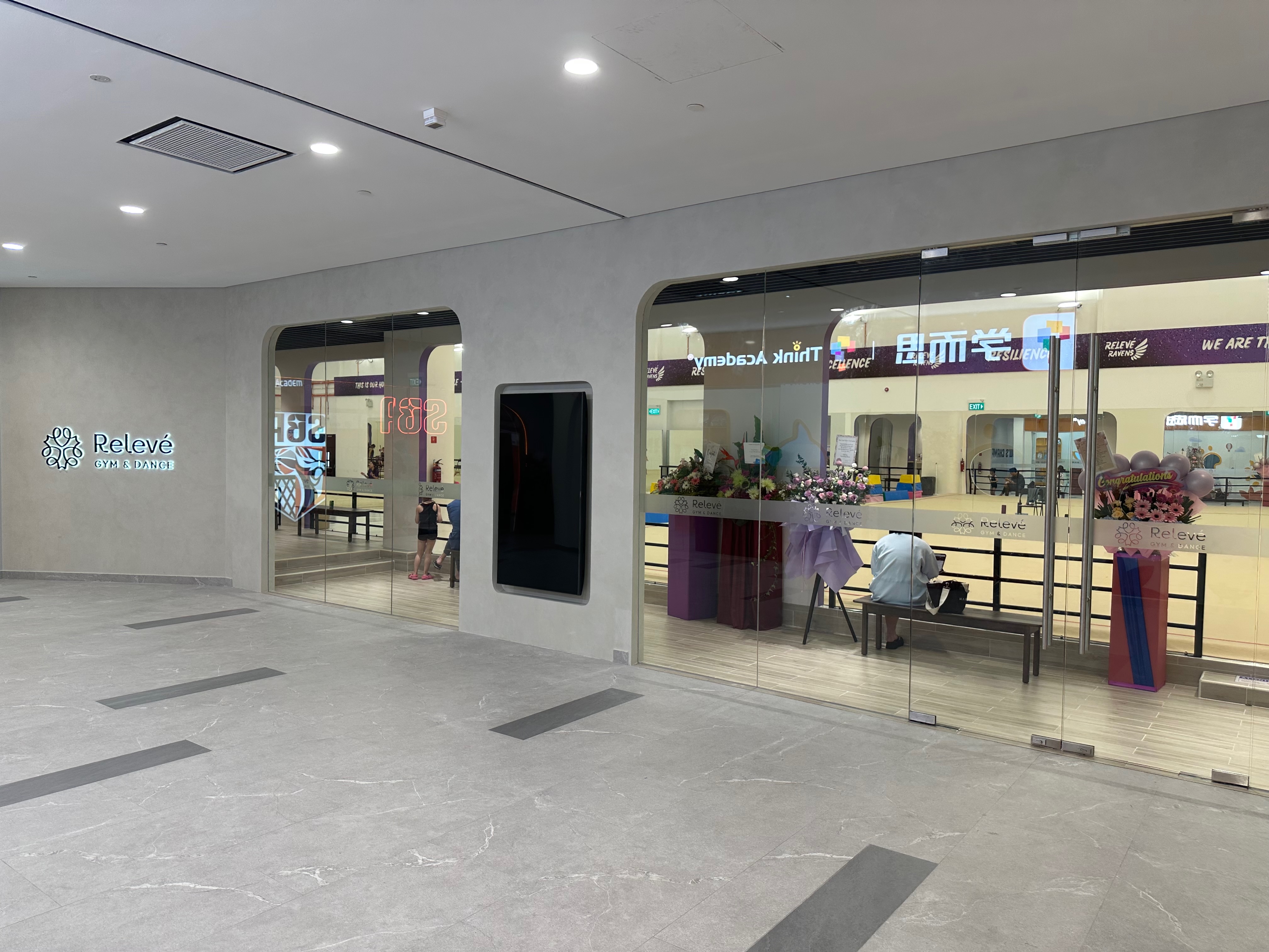 Relevé lobby and reception
